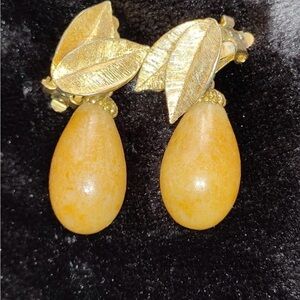 1960s Elegant Gold and Yellow Teardrop Earrings